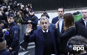 Полицейские, размещенные рядом с Саркози, вооружены, но не имеют мобильных телефонов