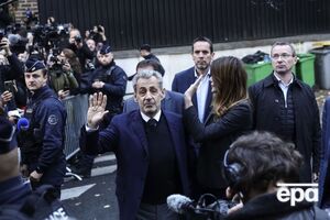 Полицейские, размещенные рядом с Саркози, вооружены, но не имеют мобильных телефонов