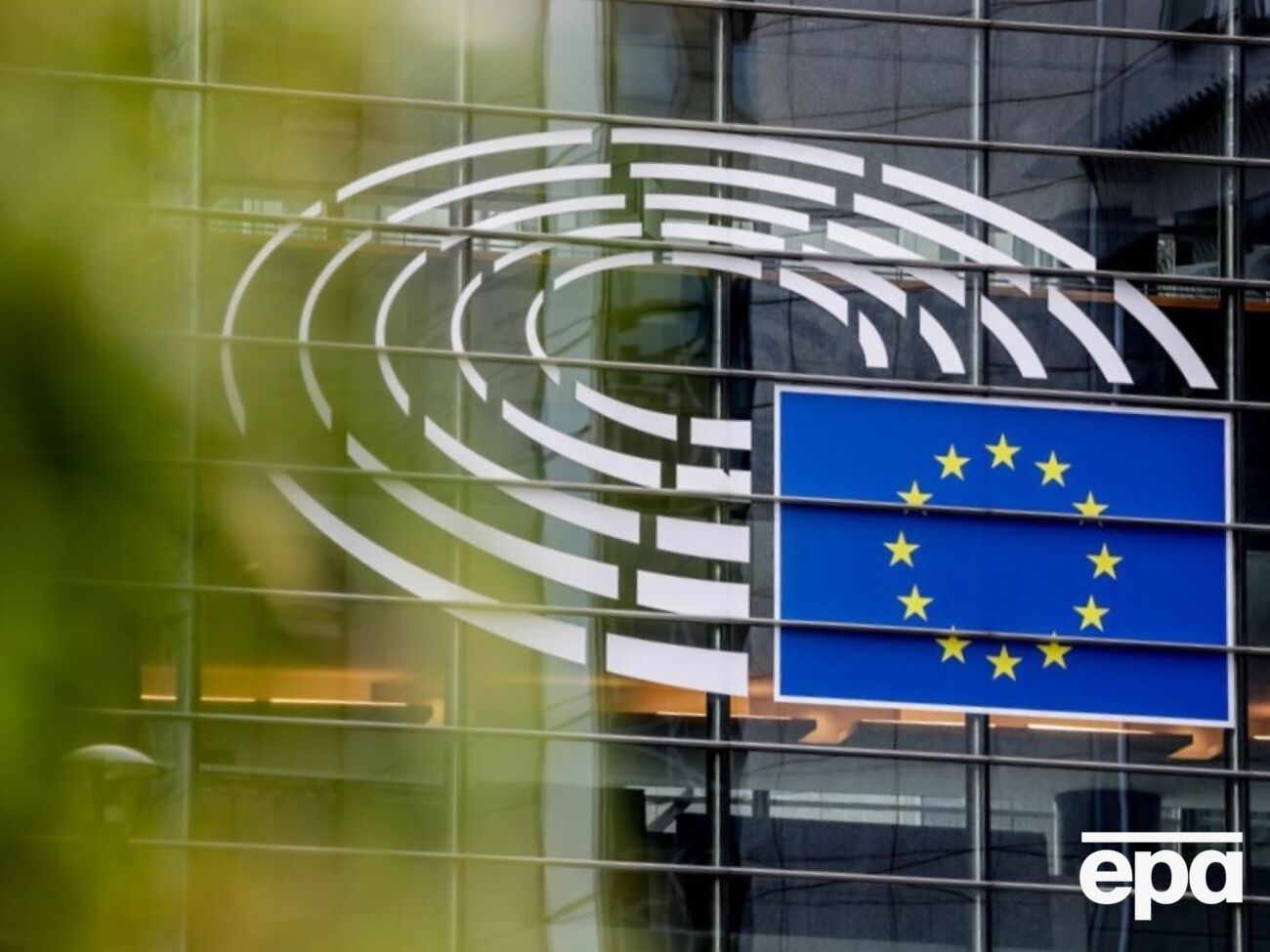 По данным источников, Еврокомиссия предложила механизм страхования, гарантирующий участие других стран ЕС в случае проблем с выплатами