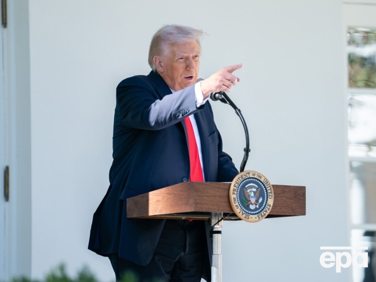 Рішення США збіглося зі спробами Трампа тиснути на РФ, щоб вона розпочала переговори про припинення війни з Україною, зазначила WSJ