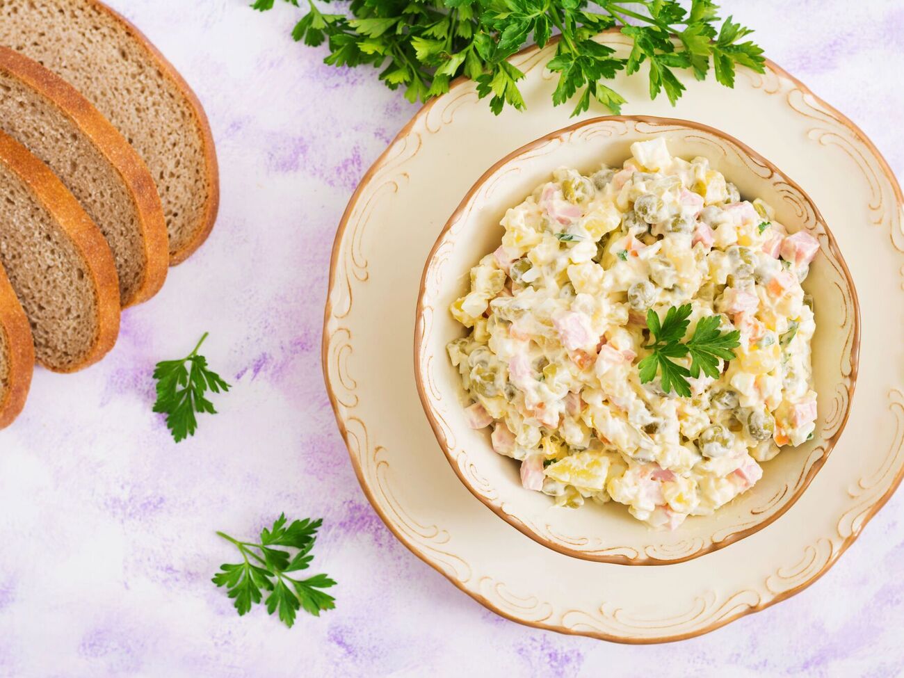 Салат заправляють майонезом