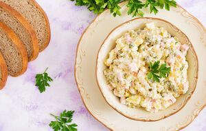 Салат заправляють майонезом