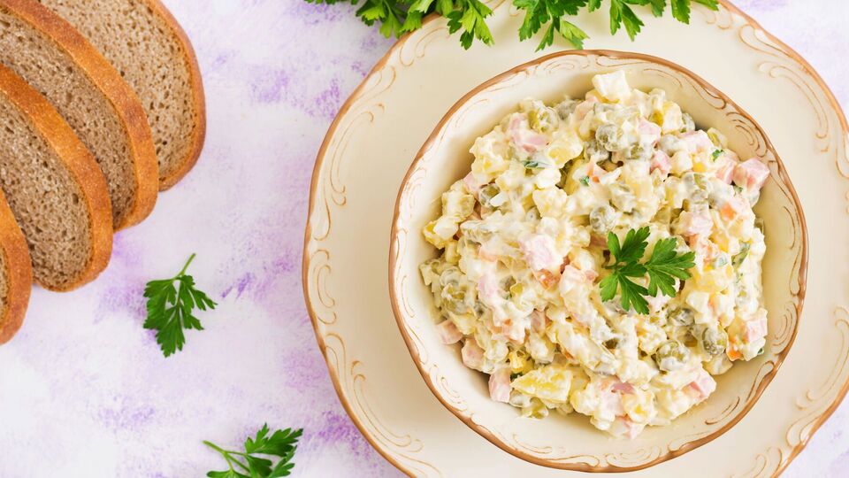 Салат заправляють майонезом