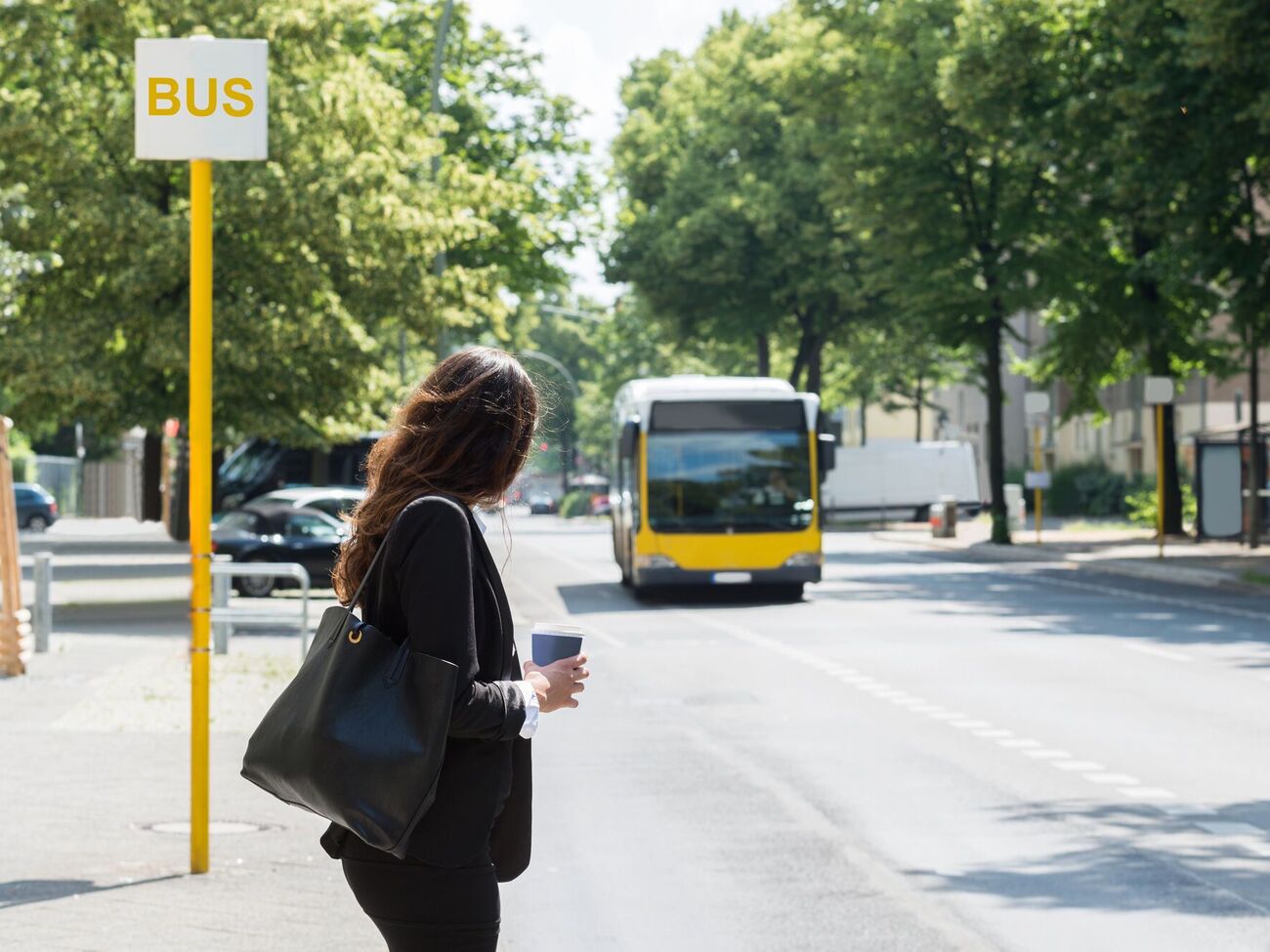 По словам женщины, она вылила немного кофе, потому что боялась пролить его в автобусе