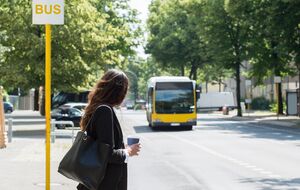 По словам женщины, она вылила немного кофе, потому что боялась пролить его в автобусе
