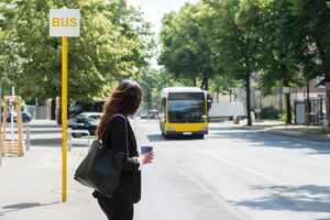 По словам женщины, она вылила немного кофе, потому что боялась пролить его в автобусе