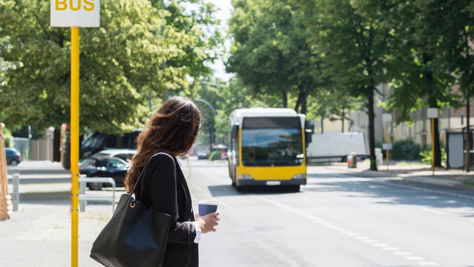 За словами жінки, вона вилила трохи кави, бо боялася пролити її в автобусі