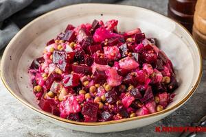 Салат заправляется растительным маслом с добавлением горчицы