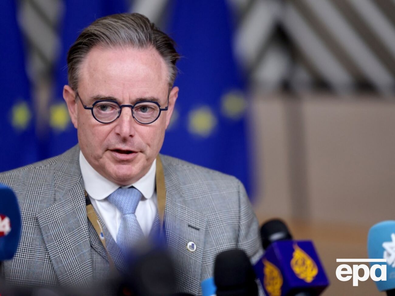 Де Вевер заявил, что если другие не согласятся на его требования, тогда он "будет делать все возможное", чтобы заблокировать решение