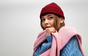 Длинные шарфы являются одним из трендов сезона