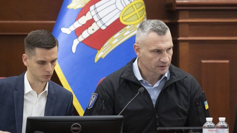 Киев увеличивает расходы на оборону и будет требовать у ВР средства, которые изъяли из городского бюджета, заявил Кличко