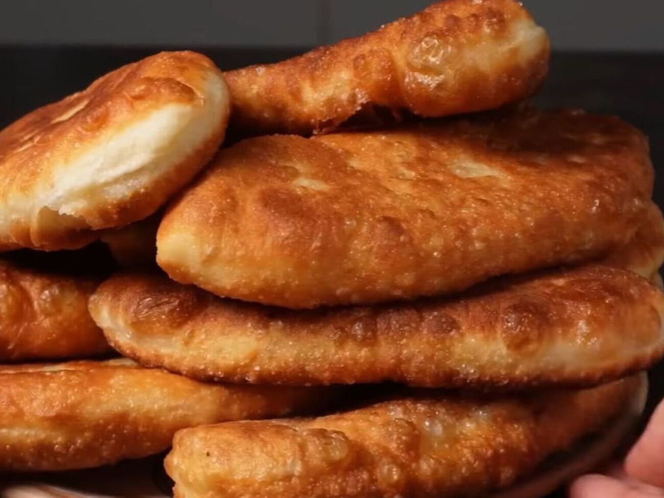 Обсмажте пиріжки з обох боків на сковороді з олією