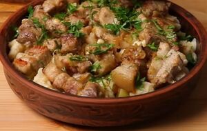 Страву готують із картоплі, підчеревини й галушок