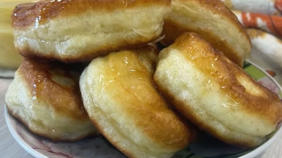 Обжаривайте оладьи с двух сторон без крышки