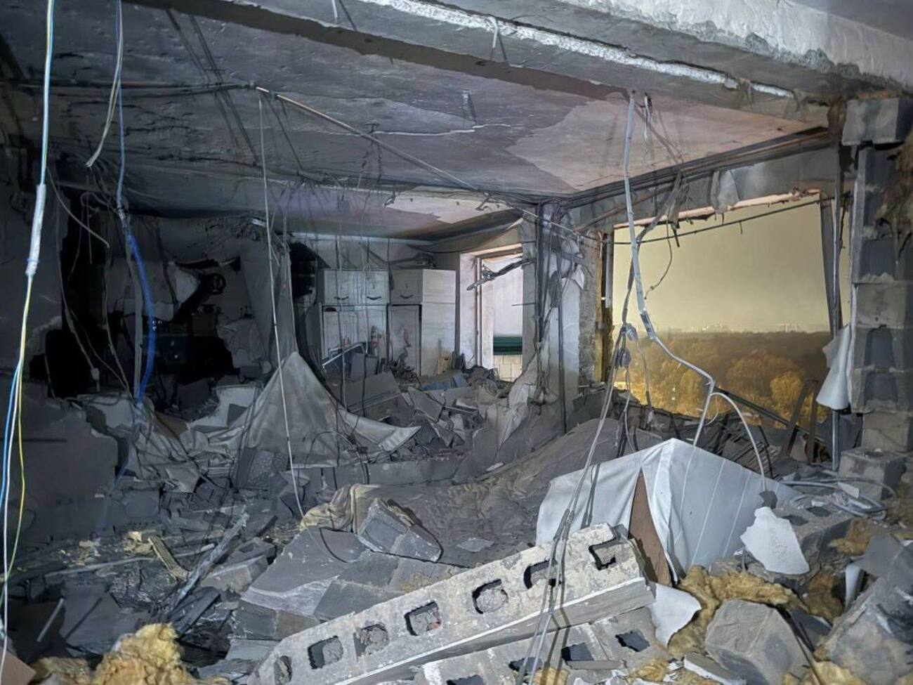 По данным властей Красногорска, дрон повредил квартиру на 14-м этаже многоэтажки