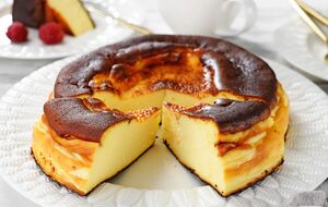 Чизкейк "Сан-Себастьян" гораздо нежнее, чем обычные