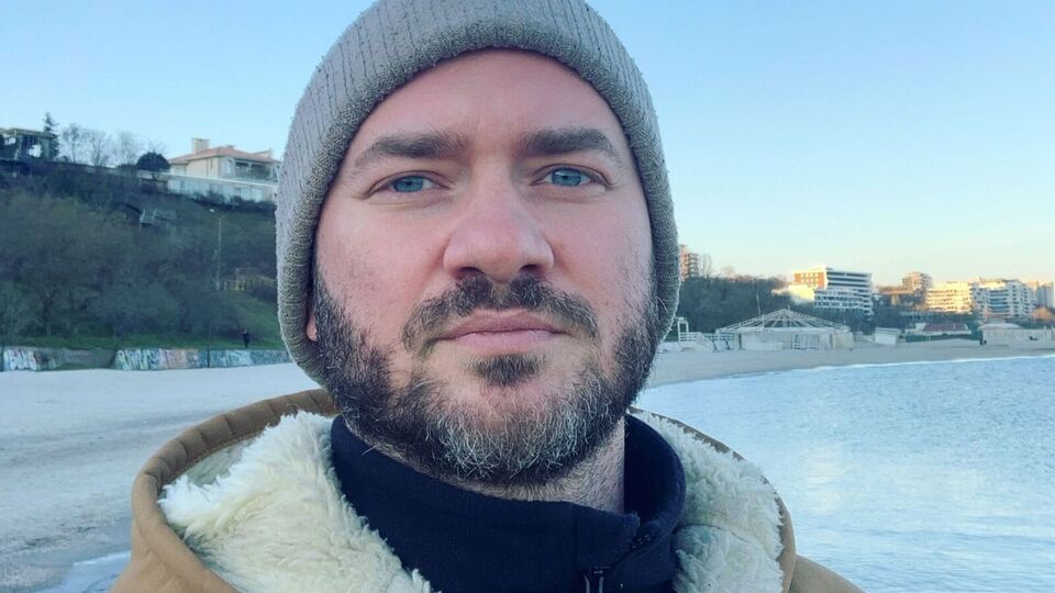 Дикусар родился 24 октября 1985 года в Одессе