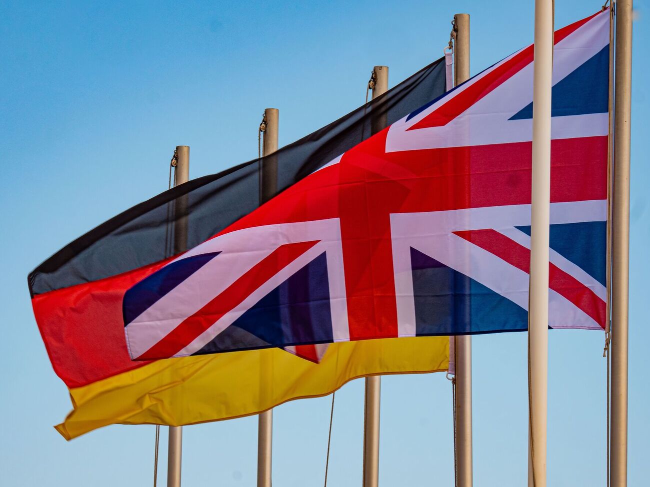 Британські компанії можуть і надалі працювати з німецькими дочірніми структурами "Роснефти", пише Reuters