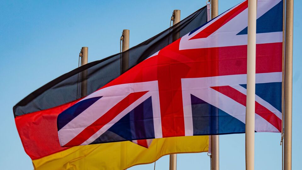 Британські компанії можуть і надалі працювати з німецькими дочірніми структурами "Роснефти", пише Reuters