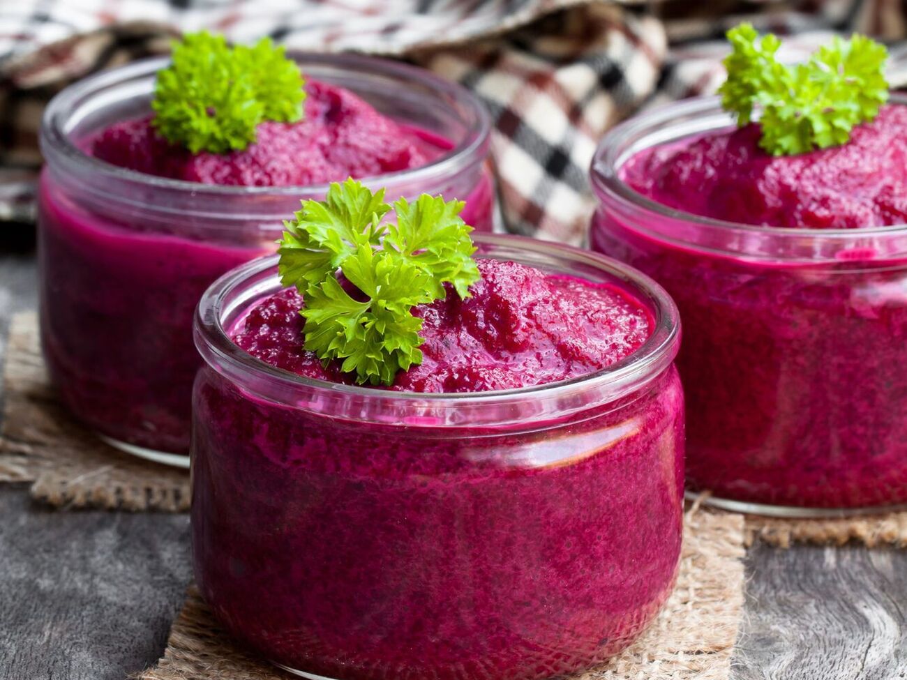 Цвіклі подають до м'ясних страв або використовують як намазку на хліб