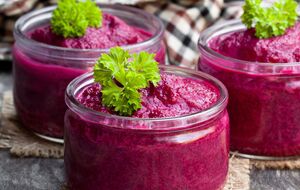 Цвикли подают к мясным блюдам или используют как намазку на хлеб