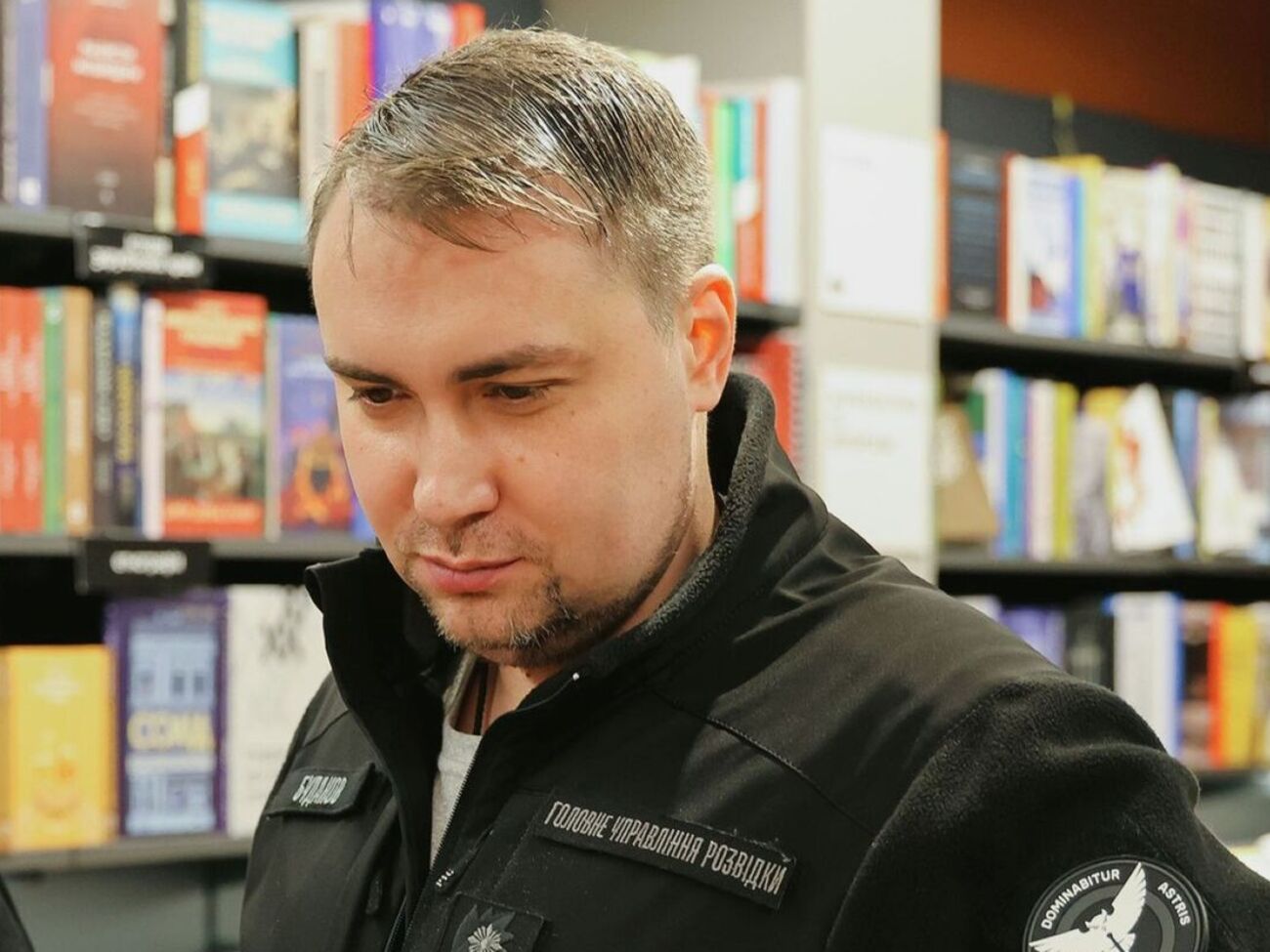 Буданов зізнався, що друзі подарували йому збірку "Так ніхто не кохав: Антологія української поезії про кохання"