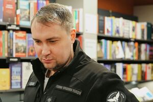 Буданов зізнався, що друзі подарували йому збірку "Так ніхто не кохав: Антологія української поезії про кохання"