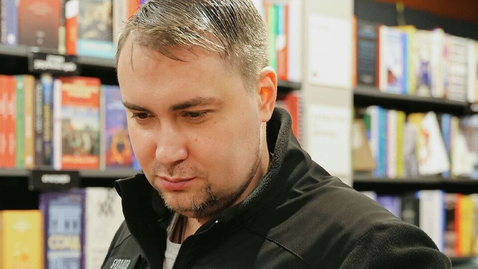 Буданов зізнався, що друзі подарували йому збірку "Так ніхто не кохав: Антологія української поезії про кохання"