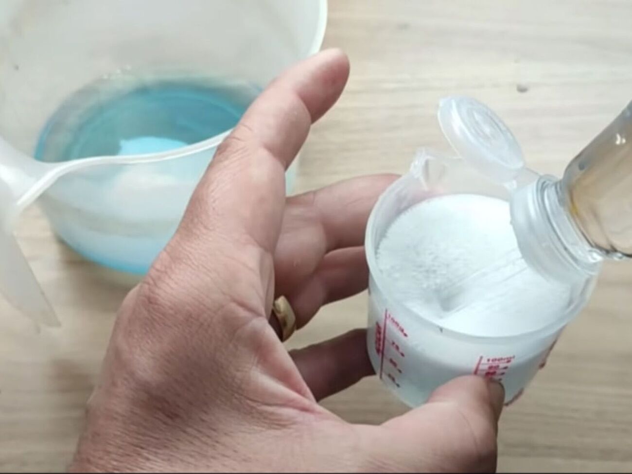 Для отмывания унитаза понадобятся соль, уксус и моющее средство