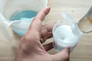 Для отмывания унитаза понадобятся соль, уксус и моющее средство