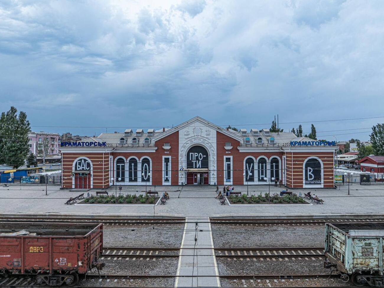 Попри постійні обстріли станція Краматорськ і далі приймає пасажирів