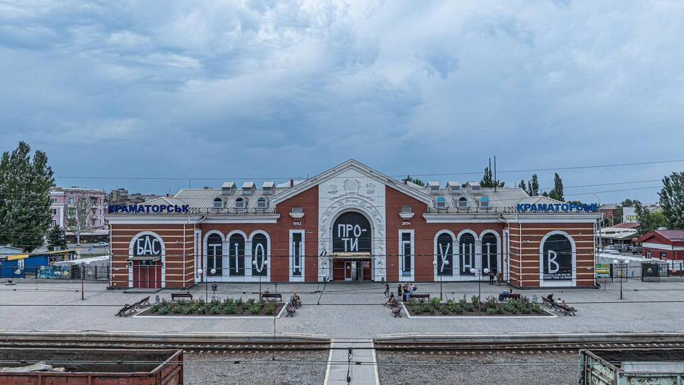Попри постійні обстріли станція Краматорськ і далі приймає пасажирів