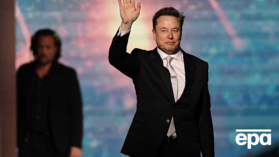 Маск анонсував запуск роботаксі Tesla без водіїв