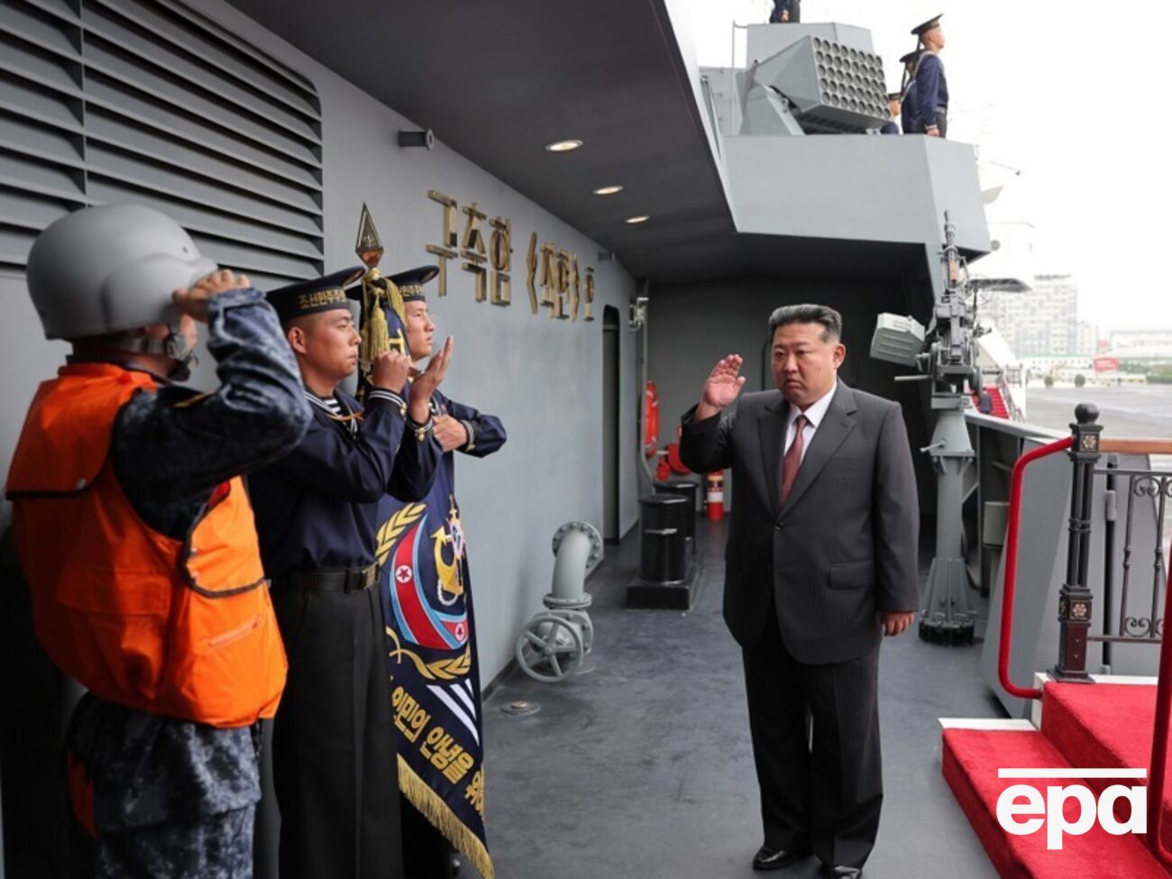 Кім Чен Ин провів банкет із моряками під час візиту на есмінець, на якому вони служать