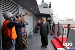 Ким Чен Ын провел банкет с моряками во время визита на эсминец, на котором они служат