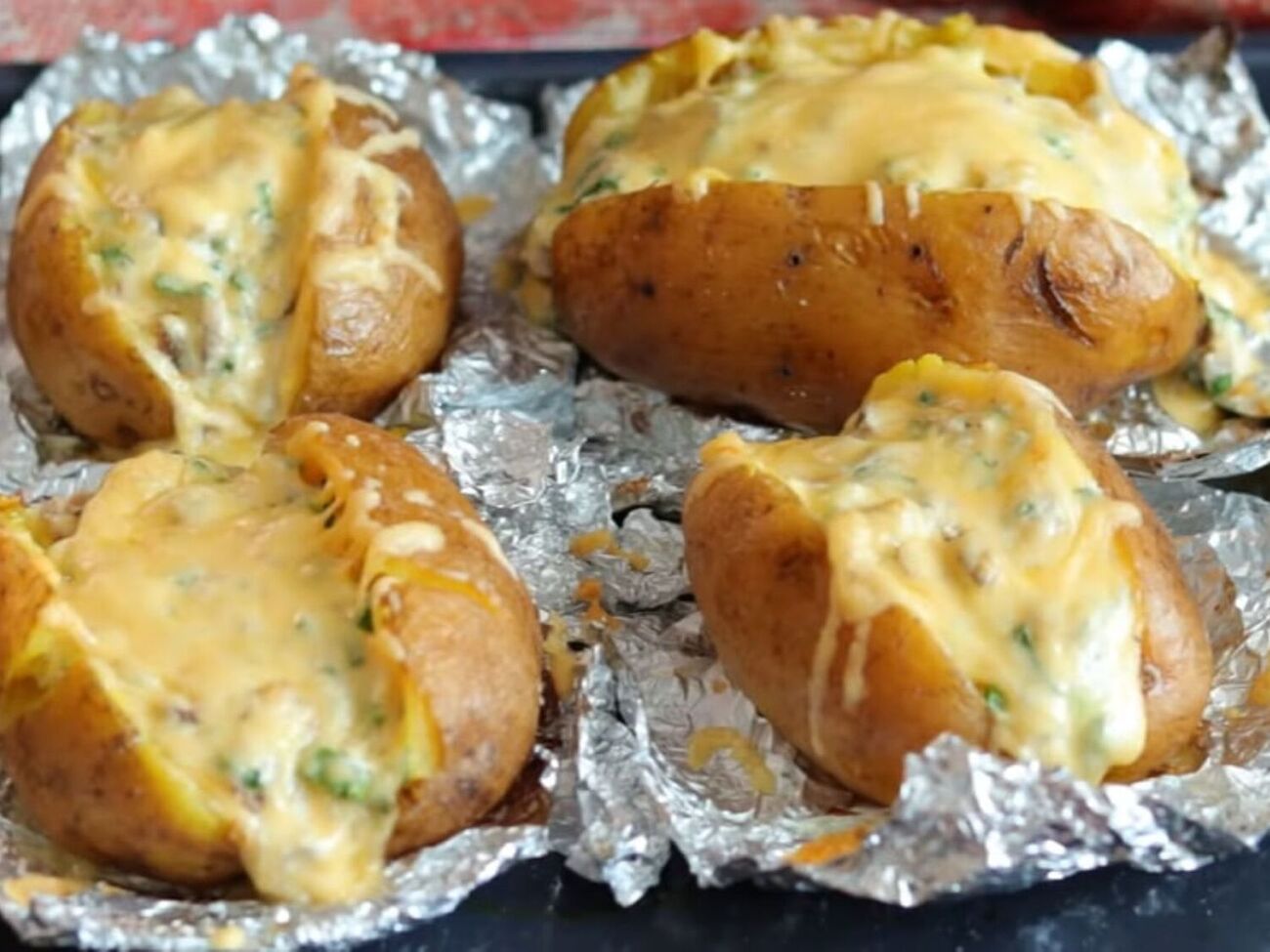 Запікайте картоплю в духовці приблизно1,5 год за температури 200 °C