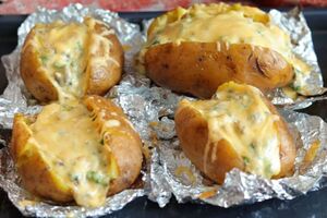 Запекайте картофель в духовке около полутора часов при 200 °C