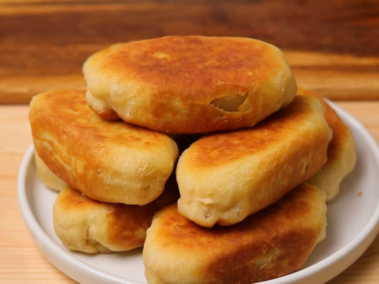 Сформируйте из теста пирожки и обжарьте их на сковороде с растительным маслом