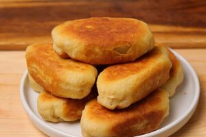 Сформируйте из теста пирожки и обжарьте их на сковороде с растительным маслом