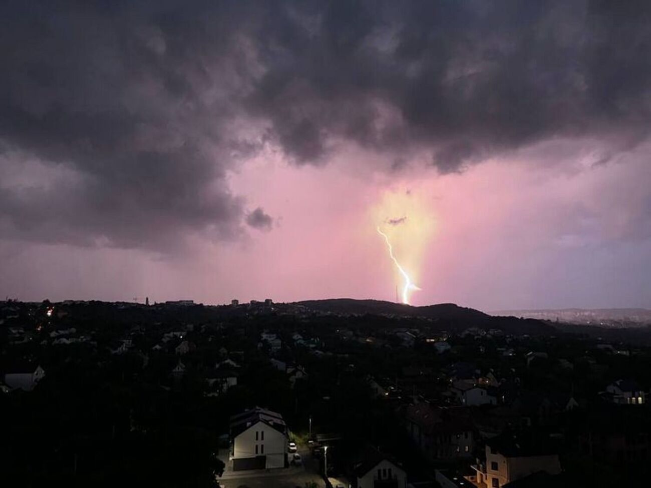 25-го и 26 октября 2025 года на юге и кое-где в центре Украины возможны грозы