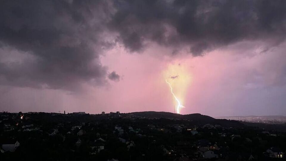 25-го і 26 жовтня 2025 року на півдні й подекуди у центрі України ймовірні грози