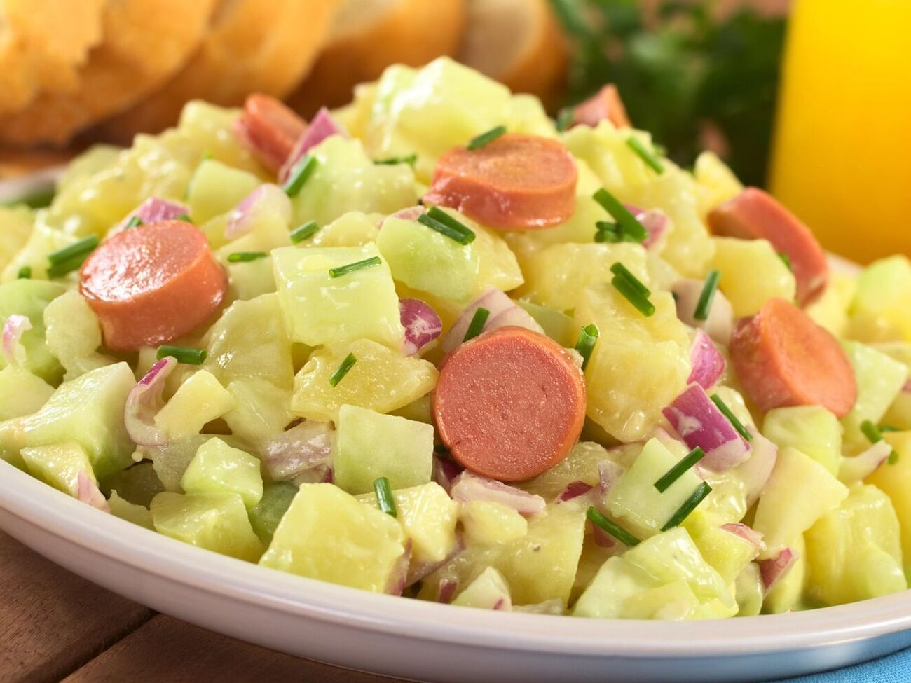 Для запеканки также возьмите помидор и луковицу