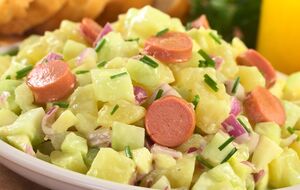 Для запеканки также возьмите помидор и луковицу