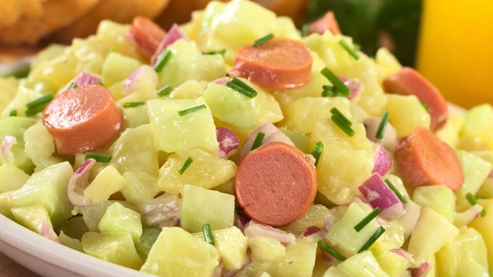 Для запеканки также возьмите помидор и луковицу