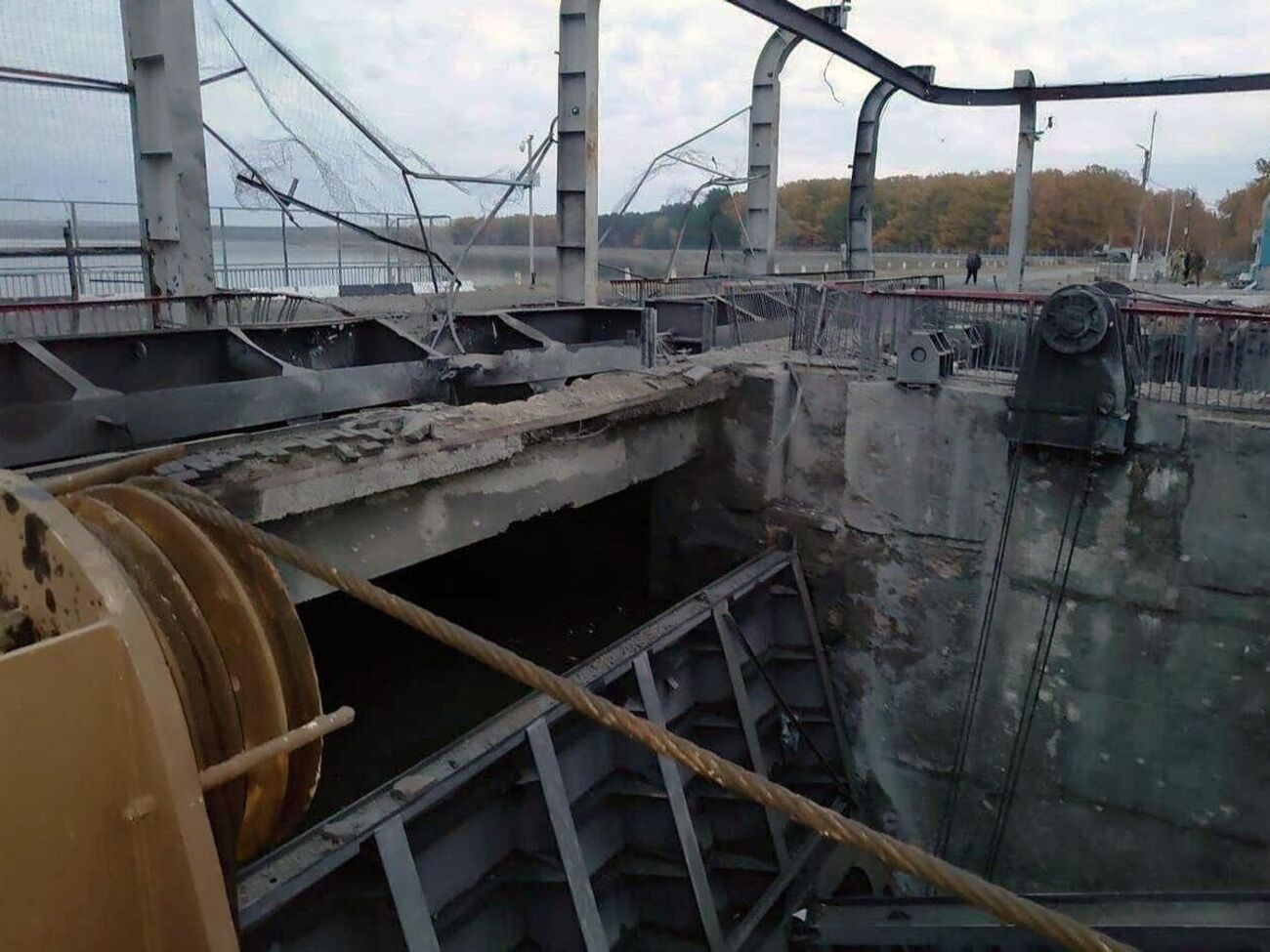 По данным СМИ, повреждены шлюз и гребень дамбы