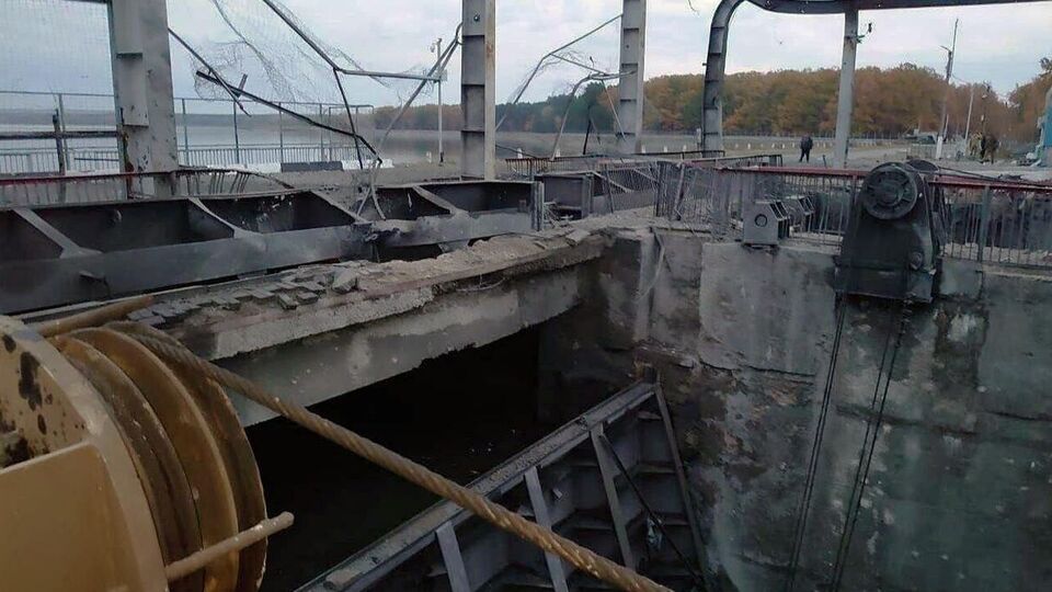За даними ЗМІ, пошкоджено шлюз і гребінь греблі