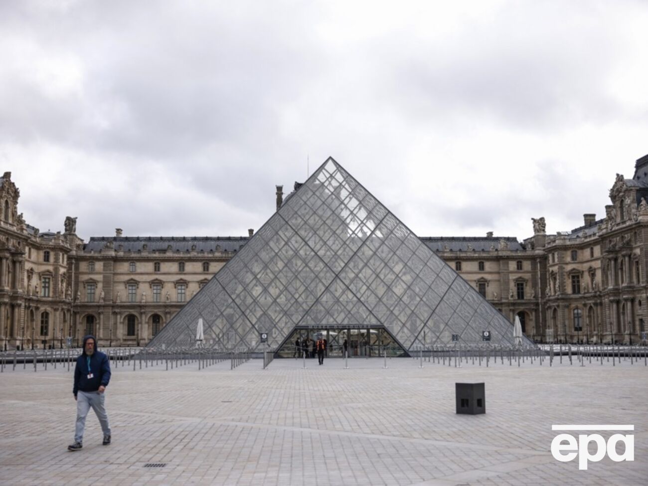 Лувр ограбили 19 октября