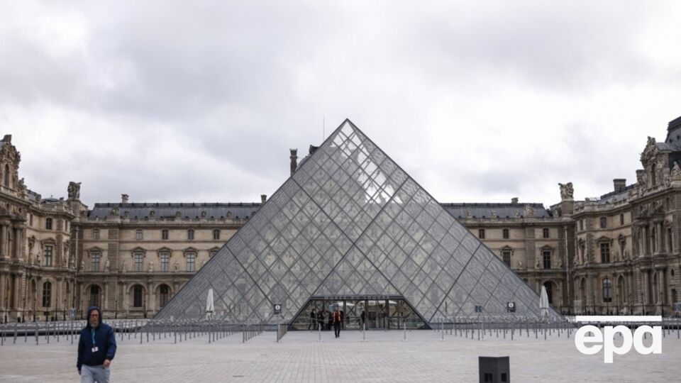 Лувр ограбили 19 октября