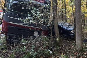 Водій легкового автомобіля вижив