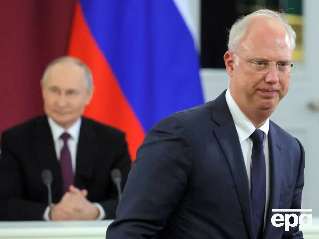 На коробках, які привіз Дмитрієв, зображено обличчя Путіна і його цитати